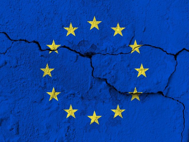 Europe,Flag,,Flag,Europe,On,A,Wall,With,Cracks